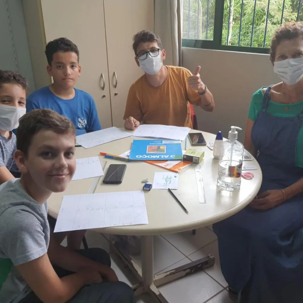 Professores e estudantes produzindo o filme "O almoço".