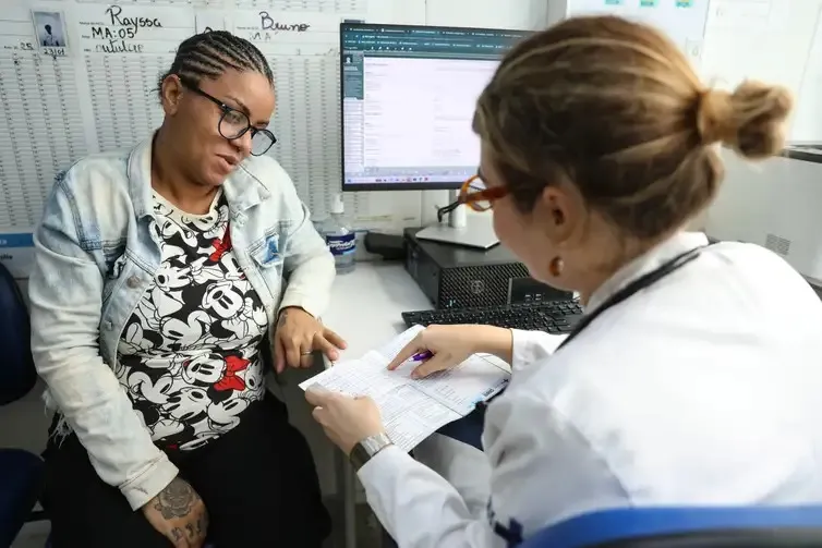 A médica da família Catarina Jatobá atende Nataly Saldanha na Clínica da Família, na região central do Rio de Janeiro - Foto: Tomaz Silva/Agência Brasil 