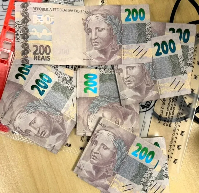 Suspeitos foram localizados após denúncias de compras realizadas com cédulas falsas no Centro - Foto: Divulgação/PF